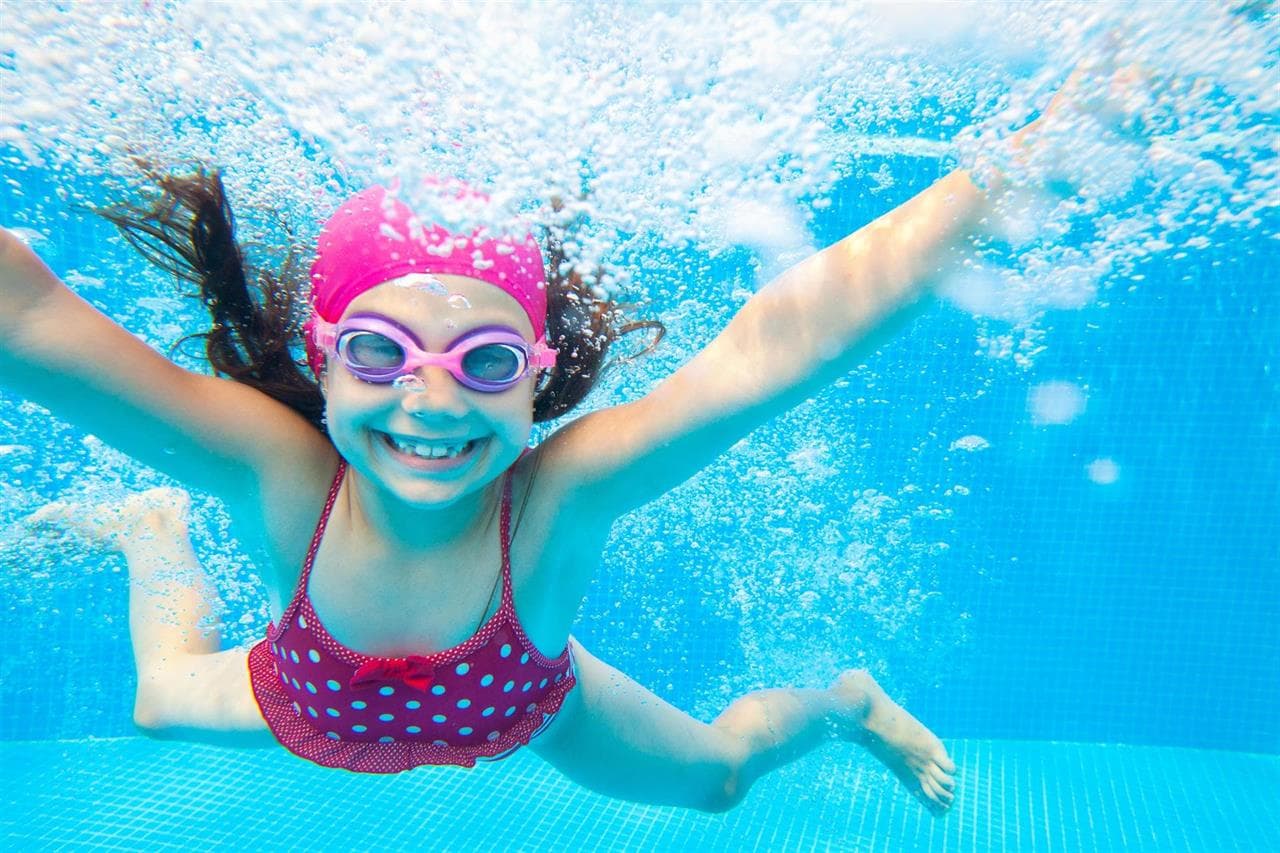 Cuida de tu salud auditiva con los tapones de oídos de natación